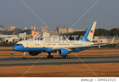 大阪国際空港から出発する、アメリカ空軍のC-32A要人輸送機 104022321