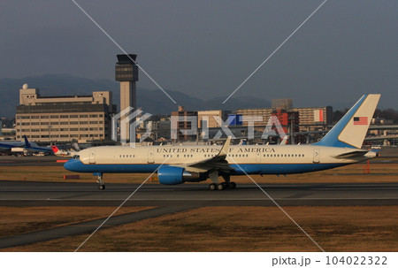 大阪国際空港から出発する、アメリカ空軍のC-32A要人輸送機 104022322