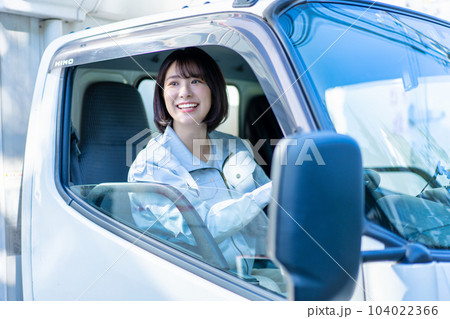 トラックを運転する女性ドライバー トラックを運転する女性ドライバー 104022366