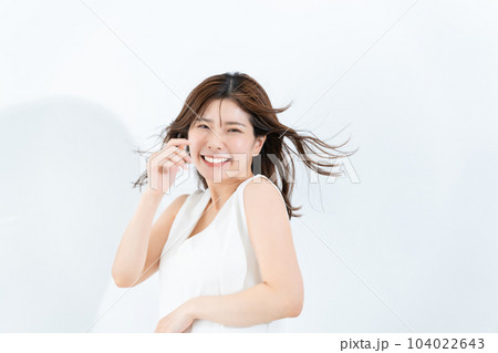 白のノースリーブを着た若い女性 104022643