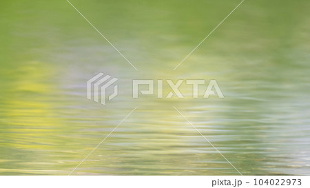 水たまりに映る夏色のイメージ 水たまりに映る夏色のイメージ 104022973