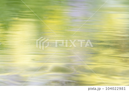 水たまりに映る夏色のイメージ 水たまりに映る夏色のイメージ 104022981