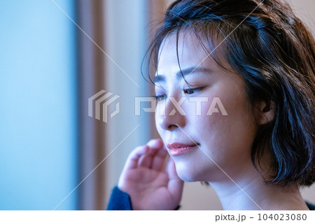 黒ニットを着たショートボブの女性 黒ニットを着たショートボブの女性 104023080