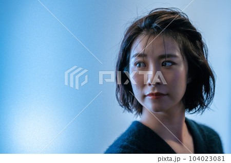 黒ニットを着たショートボブの女性 黒ニットを着たショートボブの女性 104023081