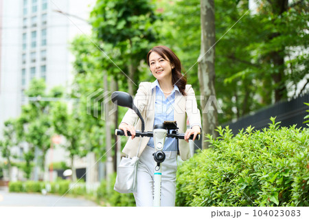 電動キックボードを運転をする女性 104023083