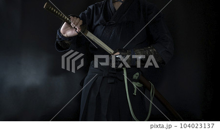 籠手を着けた侍 104023137