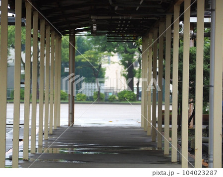 学校の屋外渡り廊下 学校の屋外渡り廊下 104023287