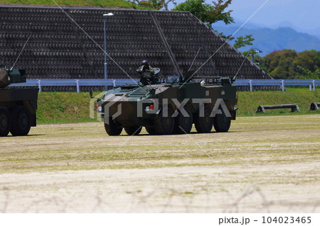 軍事演習に参加する装甲車 104023465