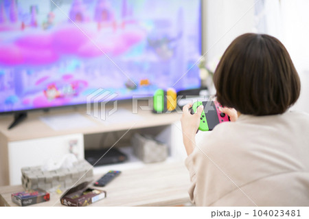 テレビゲームをする若い女性 104023481