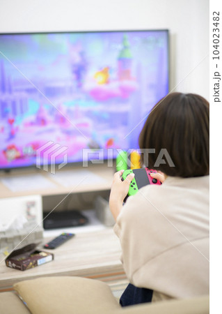 テレビゲームをする若い女性 104023482