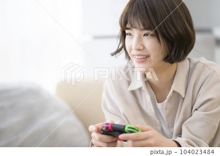 テレビゲームをする若い女性 テレビゲームをする若い女性 104023484