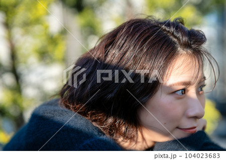 黒ニットを着た女性の横顔 黒ニットを着た女性の横顔 104023683