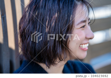 黒ニットを着た女性の横顔 104023692