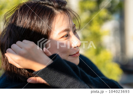 黒ニットを着た女性の横顔 104023693