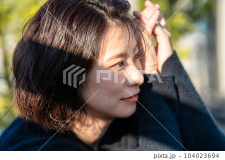 黒ニットを着た女性の横顔 104023694