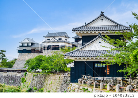 愛媛 松山城 ~屏風折の石垣と天守群~ 愛媛 松山城 ~屏風折の石垣と天守群~ 104023815