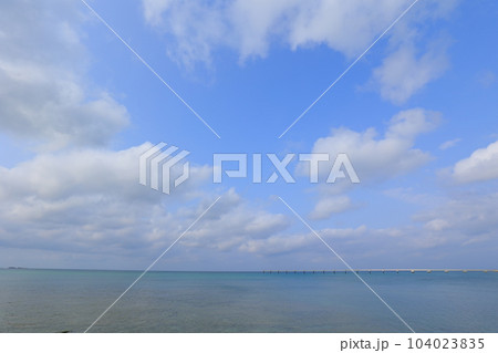 沖縄の青い海と青い空と白い雲 沖縄の青い海と青い空と白い雲 104023835