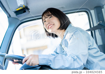 トラックを運転する女性ドライバー トラックを運転する女性ドライバー 104024385
