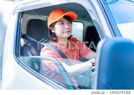 トラックを運転する女性ドライバー トラックを運転する女性ドライバー 104024388