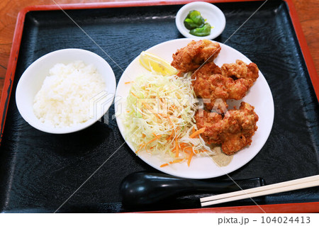 大きな唐揚げとご飯のセット激安ワンコインランチ 104024413