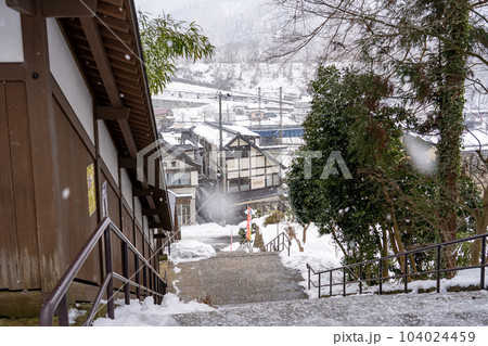 風情のある街の階段と降り積もる雪 104024459