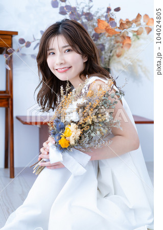 ドライフラワーの花束を持つ白ワンピースの女性 104024805