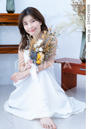 ドライフラワーの花束を持つ白ワンピースの女性 104024806