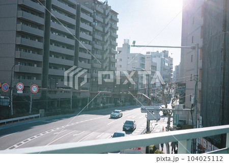 フィルム風　東京北区王子の明治通りの風景 104025112