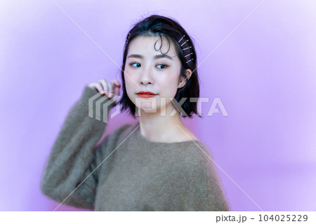 ニットを着た韓国メイクの女性 104025229