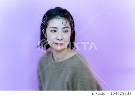 ニットを着た韓国メイクの女性 104025232