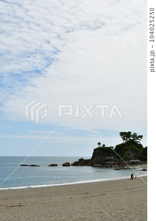 初夏の桂浜 月の名所の桂浜 初夏の桂浜 月の名所の桂浜 104025250