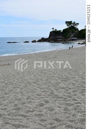 初夏の桂浜　月の名所の桂浜 104025251