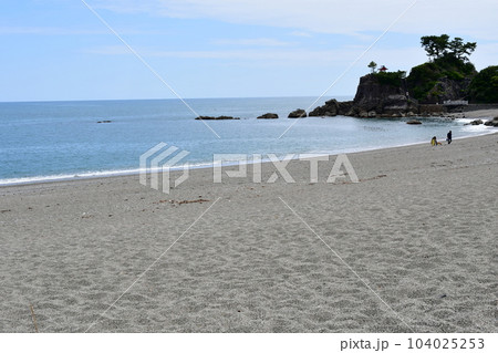初夏の桂浜　月の名所の桂浜 104025253