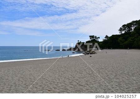 初夏の桂浜　月の名所の桂浜 104025257