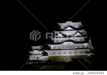 ライトアップされ白く輝く姫路城 ライトアップされ白く輝く姫路城 104026403