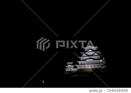 ライトアップされ白く輝く姫路城 ライトアップされ白く輝く姫路城 104026409