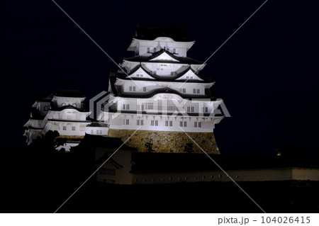 ライトアップされ白く輝く姫路城 104026415