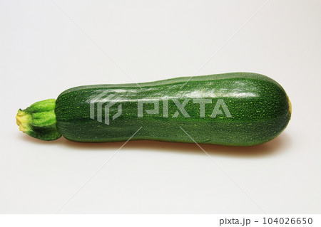 緑鮮やか新鮮野菜のズッキーニ 緑鮮やか新鮮野菜のズッキーニ 104026650