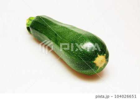 緑鮮やか新鮮野菜のズッキーニ 104026651