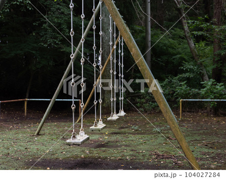 木々が生い茂る初夏の山里　子供のいない遊び場に不気味に残る昭和レトロなブランコ 104027284
