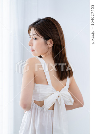 白のワンピースを着た若い女性の後姿 白のワンピースを着た若い女性の後姿 104027455