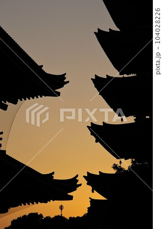 浅草寺五重塔夕景シルエット 104028226