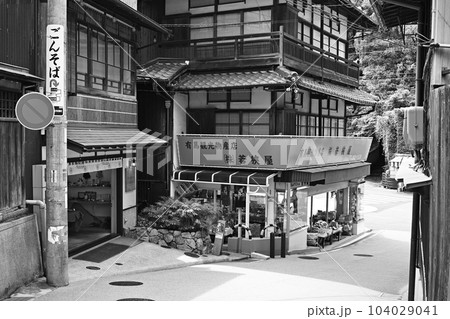有馬温泉の町並み 湯本坂を下った土産物店 104029041