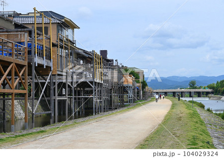 納涼床の季節に歩く京都市の四条大橋西詰 104029324