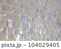パールのような質感や凸凹した質感のタイル。モザイクタイルのテクスチャー。セレクティブフォーカス。ボケ 104029405