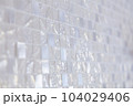 パールのような質感や凸凹した質感のタイル。モザイクタイルのテクスチャー。セレクティブフォーカス。ボケ 104029406