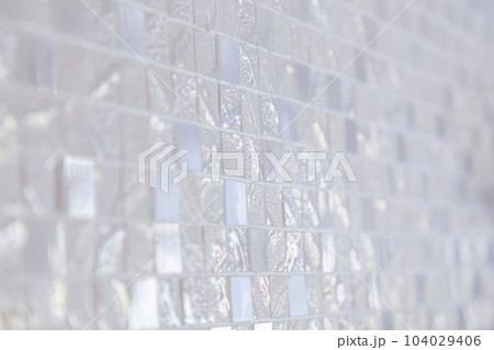 パールのような質感や凸凹した質感のタイル。モザイクタイルのテクスチャー。セレクティブフォーカス。ボケ パールのような質感や凸凹した質感のタイル。モザイクタイルのテクスチャー。セレクティブフォーカス。ボケ 104029406