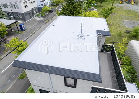住宅リフォームの完成 張替えた後の屋根の様子を空撮 104029688