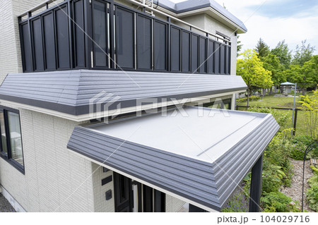 住宅リフォームの完成 塗装した後の庇 104029716
