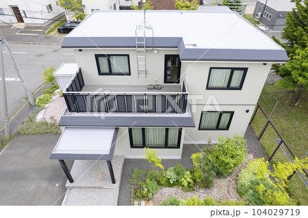 リフォームした後の住宅を空撮(住宅リフォームのビフォーアフター) リフォームした後の住宅を空撮(住宅リフォームのビフォーアフター) 104029719